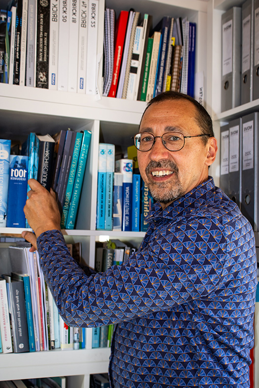 ed haalt boek uit kast